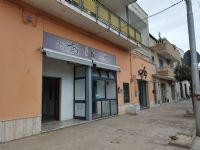 Locale commerciale fronte strada con 1 vetrina e porta a vetri