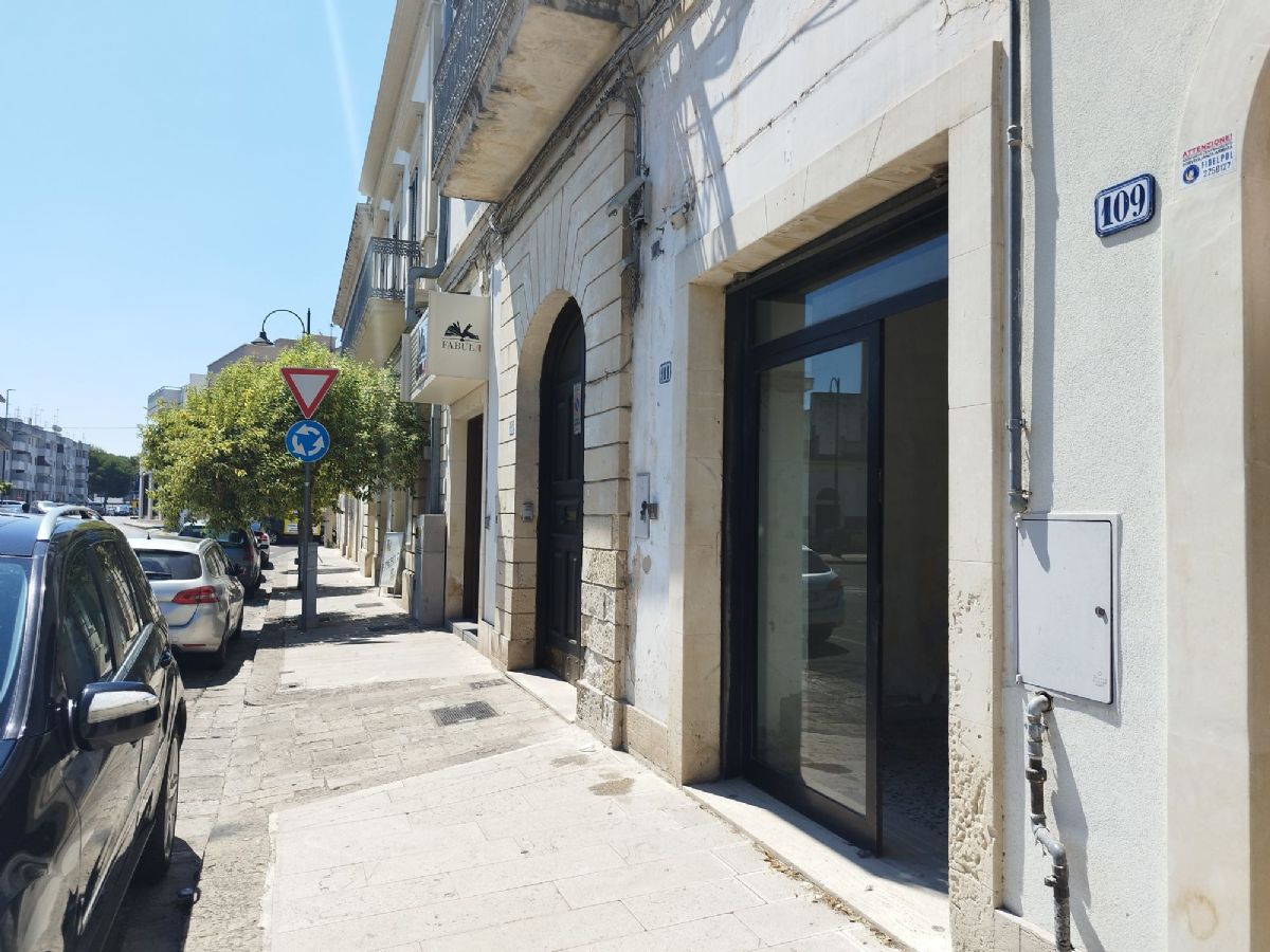 Locale commerciale 75 mq, 1 vetrina, fronte strada - Open Space