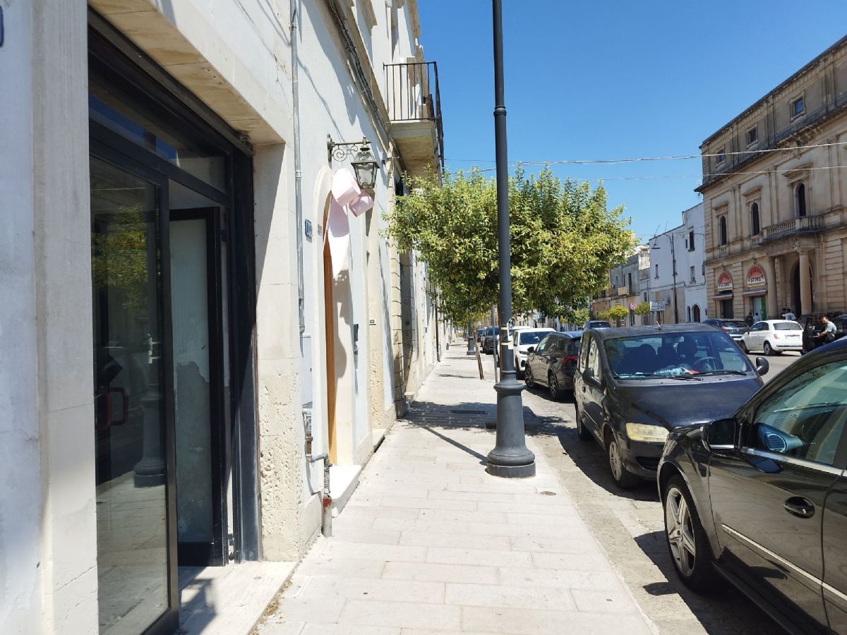 Locale commerciale 75 mq, 1 vetrina, fronte strada - Open Space